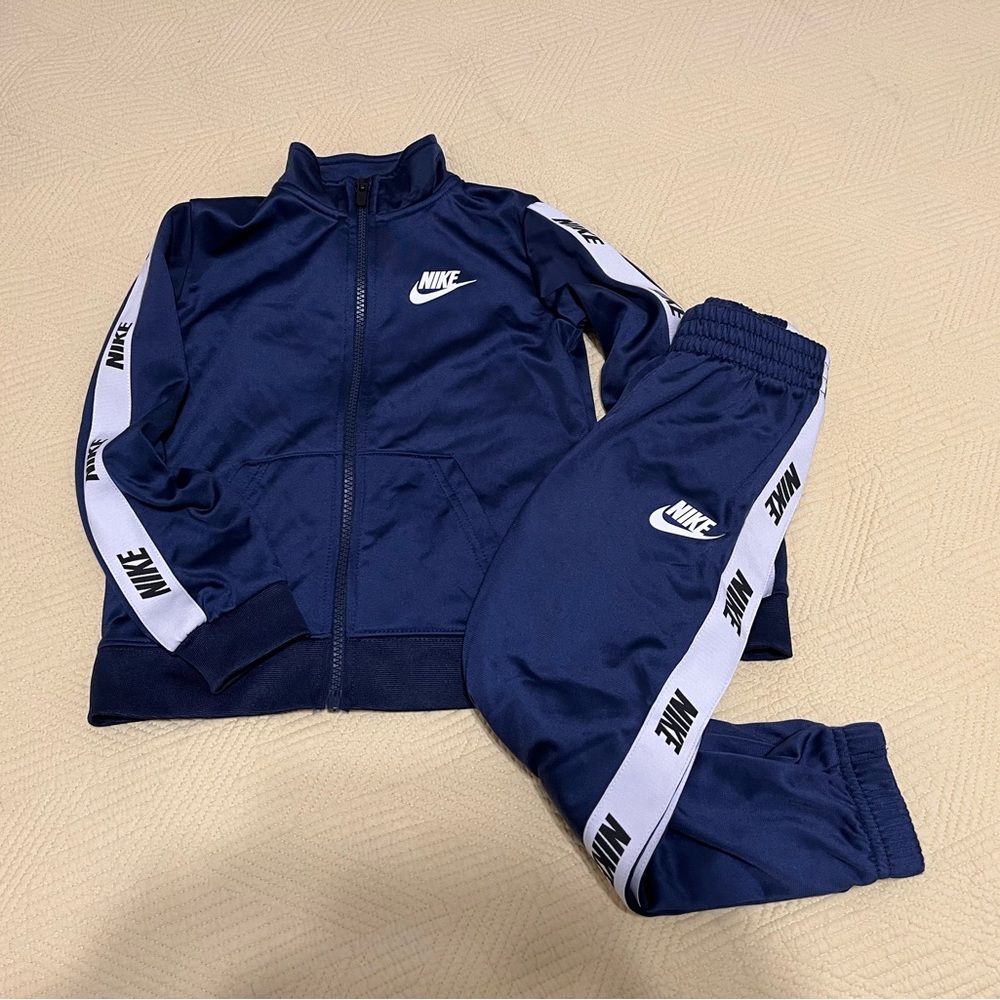 Toddler Boys Nike tracksuit 4T
